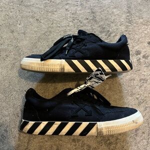 Off-White Black Low-Top Sneakers with Diagonal Stripe Midsole